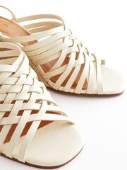 Porzellan/Weiß - Signature Schuhe mit Keilabsatz und Flechtdesign - Bild 10 von 13