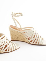 Porzellan/Weiß - Signature Schuhe mit Keilabsatz und Flechtdesign - Bild 11 von 13