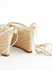 Porzellan/Weiß - Signature Schuhe mit Keilabsatz und Flechtdesign - Bild 12 von 13