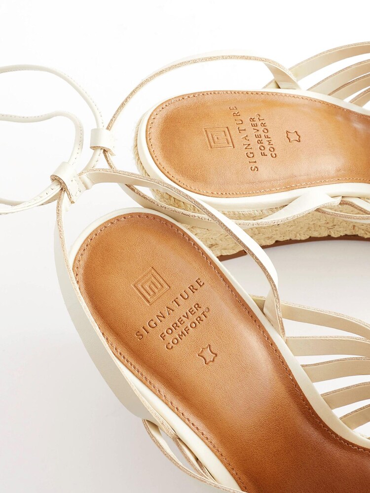Porzellan/Weiß - Signature Schuhe mit Keilabsatz und Flechtdesign - Bild 13 von 13