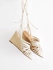 Porzellan/Weiß - Signature Schuhe mit Keilabsatz und Flechtdesign - Bild 2 von 13