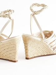 Porzellan/Weiß - Signature Schuhe mit Keilabsatz und Flechtdesign - Bild 3 von 13