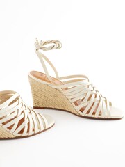 Porzellan/Weiß - Signature Schuhe mit Keilabsatz und Flechtdesign - Bild 7 von 13