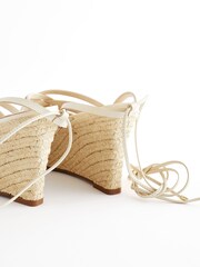 Porzellan/Weiß - Signature Schuhe mit Keilabsatz und Flechtdesign - Bild 8 von 13