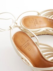 Porzellan/Weiß - Signature Schuhe mit Keilabsatz und Flechtdesign - Bild 9 von 13