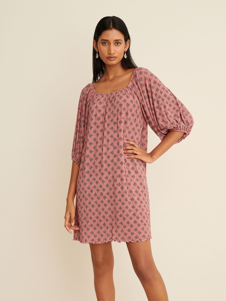 Rosa Kachelmuster - Plissiertes Minikleid mit kurzen Puffärmeln - Bild 1 von 7 Rosa Kachelmuster - Plissiertes Minikleid mit kurzen Puffärmeln - Bild 1 von 7