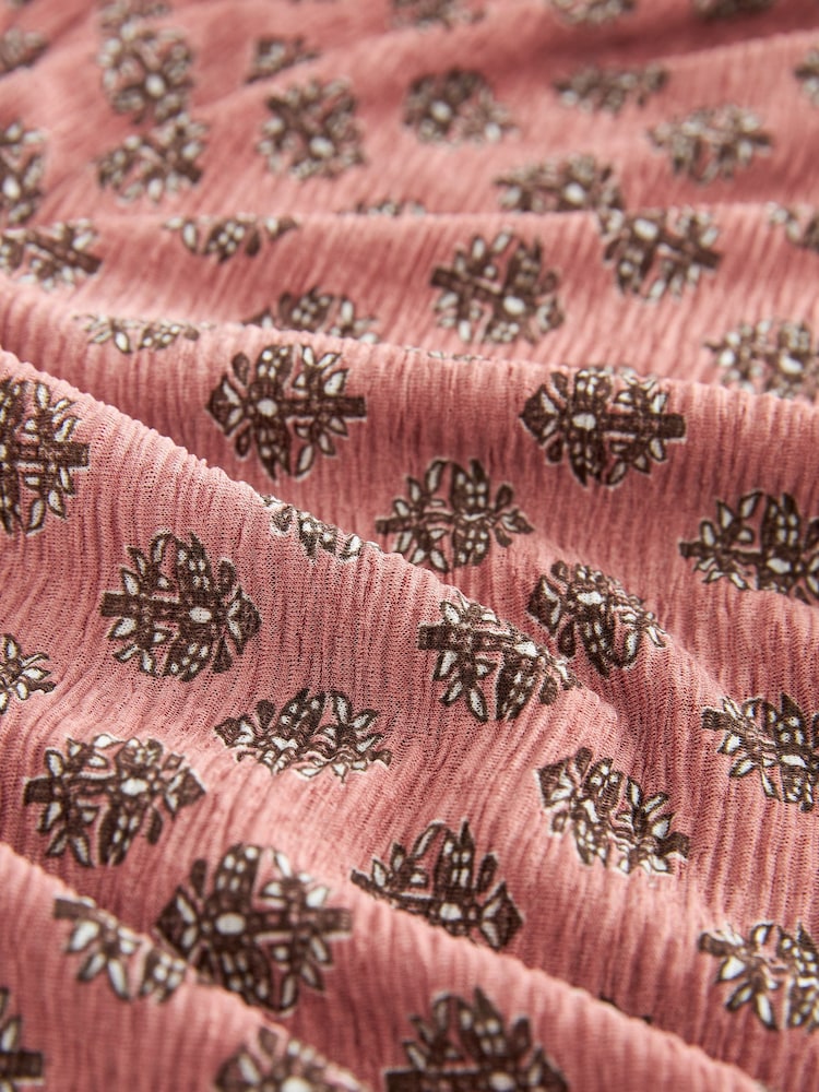 Rosa Kachelmuster - Plissiertes Minikleid mit kurzen Puffärmeln - Bild 7 von 7 Rosa Kachelmuster - Plissiertes Minikleid mit kurzen Puffärmeln - Bild 7 von 7