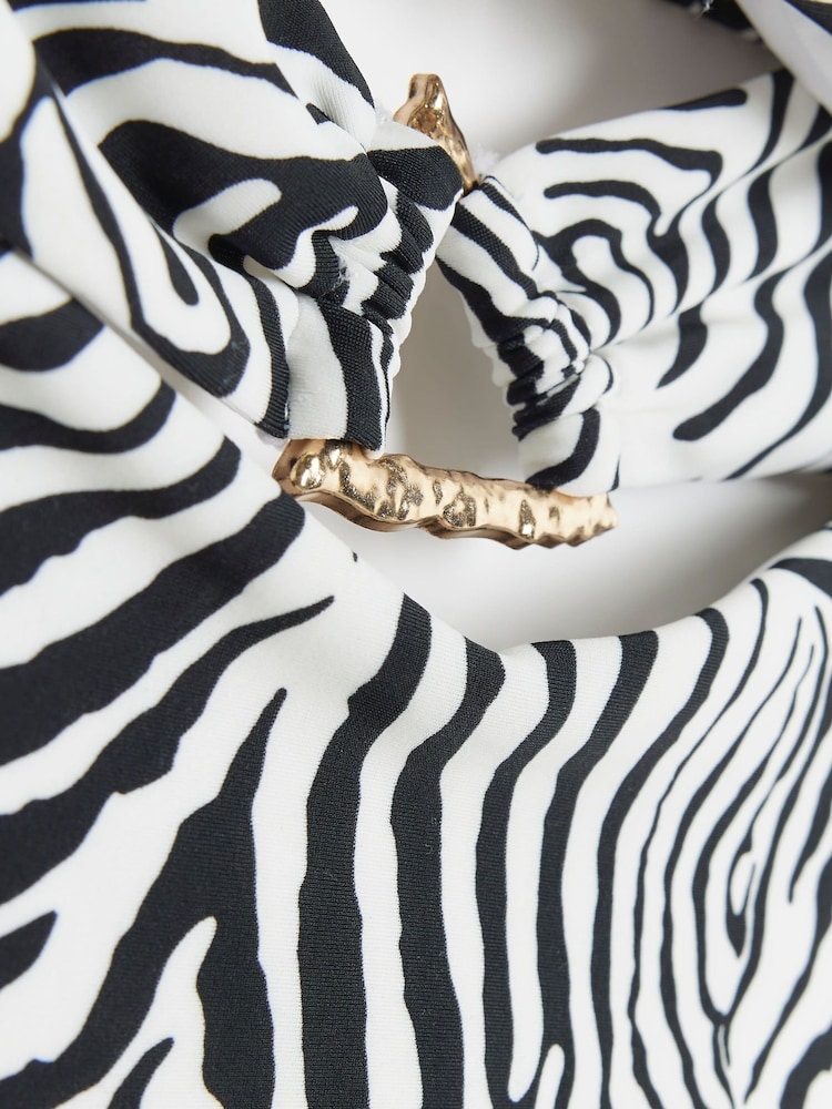 River Island – Bandeau-Badeanzug mit Cut-out und Animal-Print - Bild 5 von 5