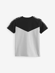 Schwarz/Weiß mit Zierstreifen - Kurzarm-T-Shirts im Colourblock-Design 3er-Pack (3–16 J.) - Bild 2 von 2
