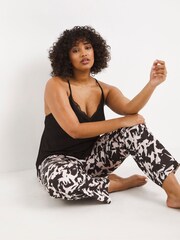 أحادي - طقم بيجامة دانتيل بدعم خفي بطبعة تشكيلة Luna من Simply Be - صورة 3 من 6