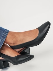 črna - Usnjeni široki čevlji s paščkom čez peto nizko peto Forever Comfort® - Slika 2 iz 7