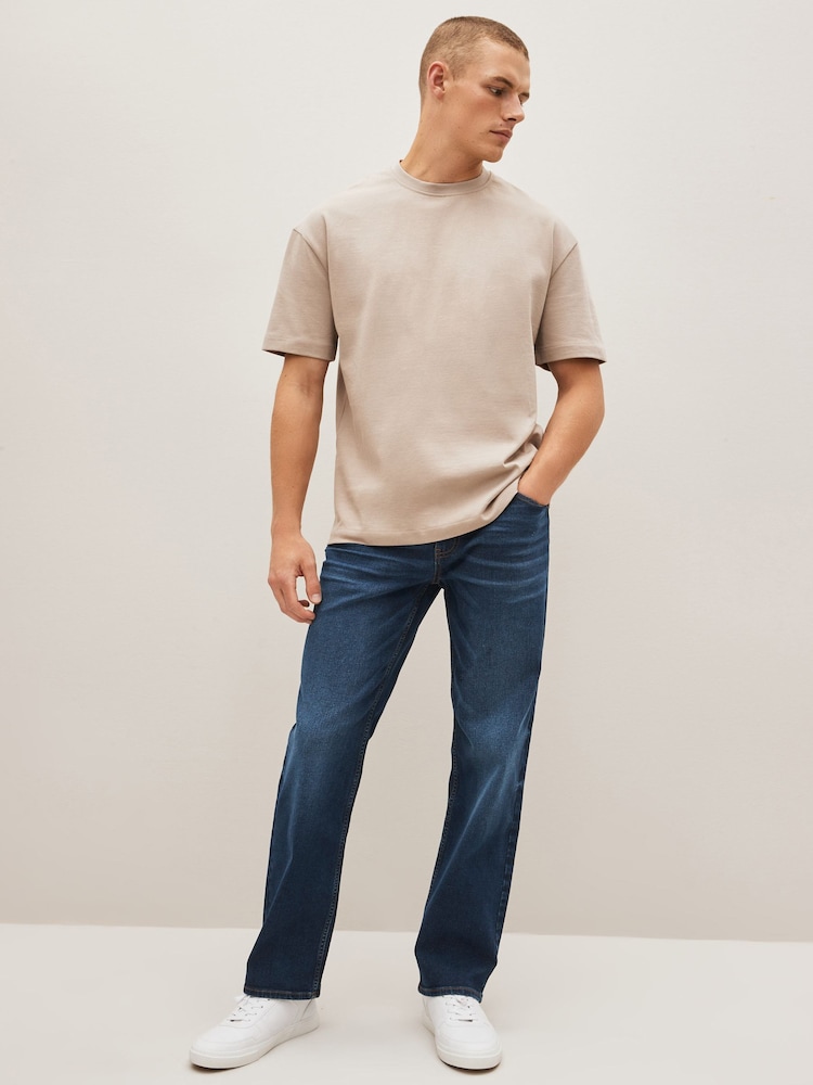Bleu moyen - Ajustement droit - Coupe droite Essential Extensible Jeans - Image 3 of 8