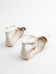 Kostno bela - Koničasti nizki čevlji s paščkom in zakovicami Forever Comfort® - Slika 5 iz 8