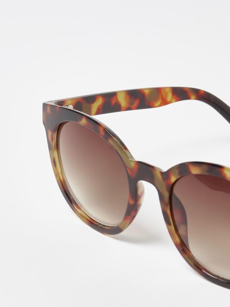 Oliver Bonas Brown Preppy Tortoiseshell Round Sunglasses - Image 4 of 4 Oliver Bonas Brown Preppy Tortoiseshell Round Sunglasses - Image 4 of 4