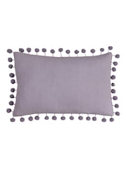 Cojín con pompones en terciopelo y 100% algodón con diseño rectangular Dora de Furn - Imagen 2 de 6