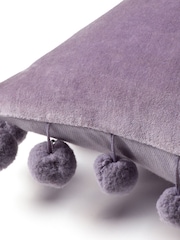 Cojín con pompones en terciopelo y 100% algodón con diseño rectangular Dora de Furn - Imagen 4 de 6