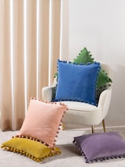 Cojín con pompones en terciopelo y 100% algodón con diseño rectangular Dora de Furn - Imagen 5 de 6