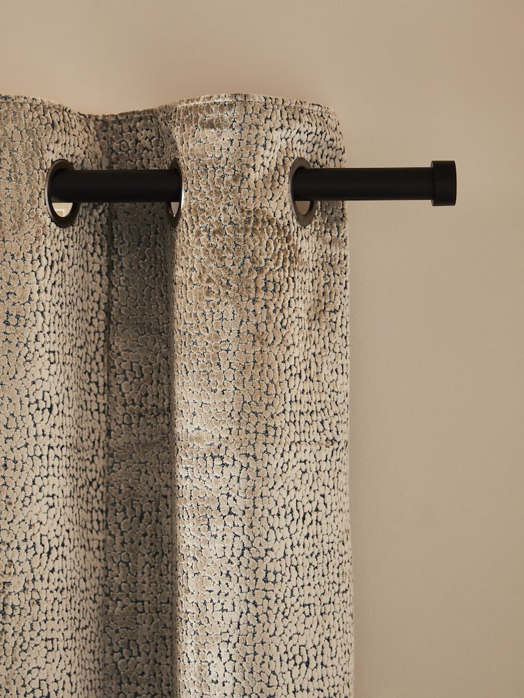 Cortinas de luxo revestidas de veludo com corte pesado e ilhós - Imagem 1 de 5
