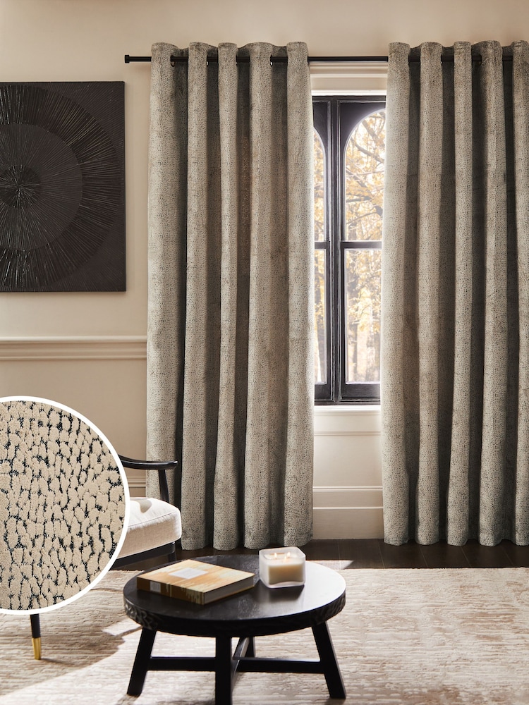 Cortinas de luxo revestidas de veludo com corte pesado e ilhós - Imagem 2 de 5