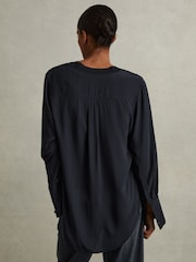 Reiss Navy Tash Relaxed High-Low V-Neck Top - Image 4 of 5