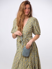 Azul claro - Bolsa transversal para celular Pure Luxuries London Alaina em couro napa - Imagem 2 de 9