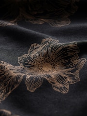 Schwarz/Blumenmuster - Signature Polo-Shirt aus Modal - Bild 7 von 8
