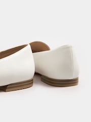 Yours Curve White Link Loafers In Wide E Fit - Image 5 of 6