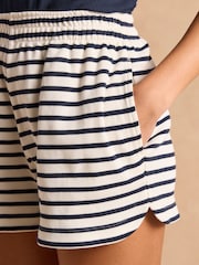 Crema/azul marino - Pantalones cortos de punto de algodón Harbour de Joules - Imagen 6 de 9