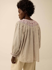 East Alina Hand-Screen Printed Floral Embroidered Smocking Top - Imagen 2 de 6