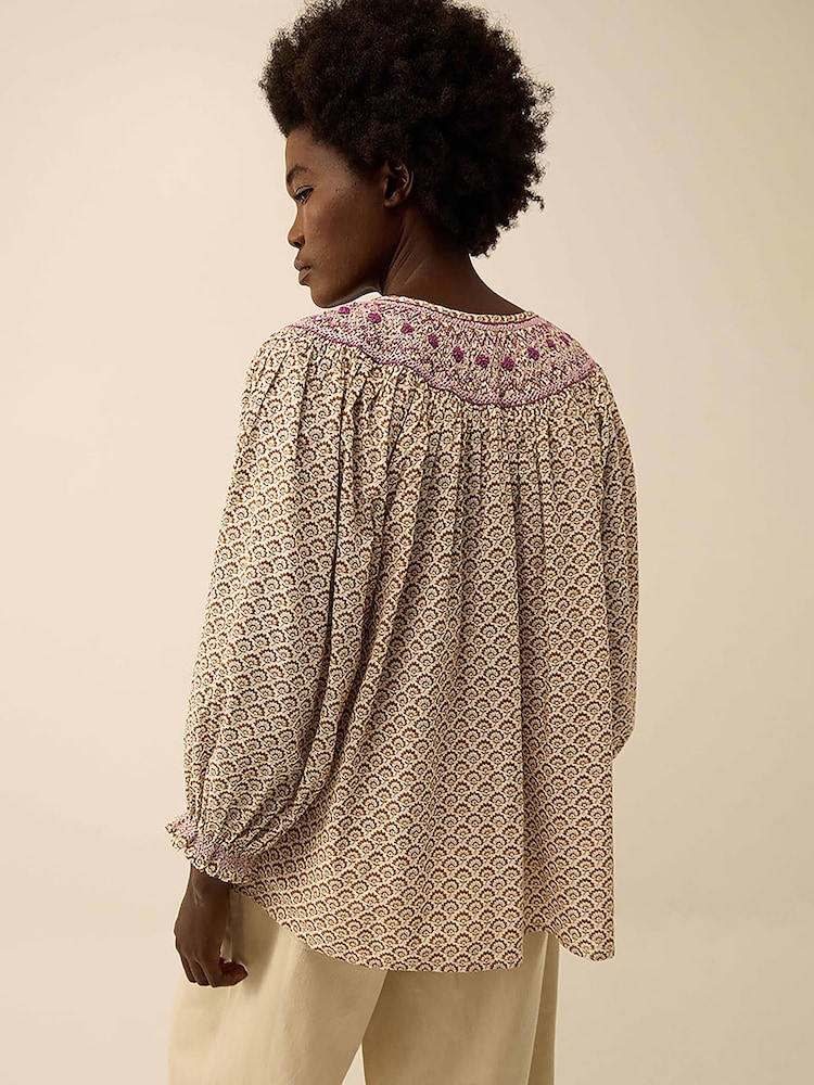 East Alina Hand-Screen Printed Floral Embroidered Smocking Top - Imagen 2 de 6