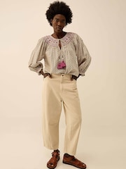 East Alina Hand-Screen Printed Floral Embroidered Smocking Top - Imagen 3 de 6