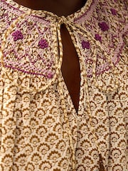 East Alina Hand-Screen Printed Floral Embroidered Smocking Top - Imagen 4 de 6