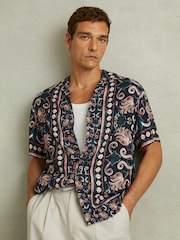 Chemise imprimée Reiss Finn à col cubain - Image 1 of 5