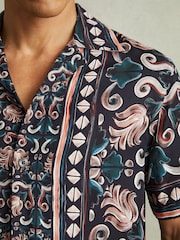 Chemise imprimée Reiss Finn à col cubain - Image 3 of 5
