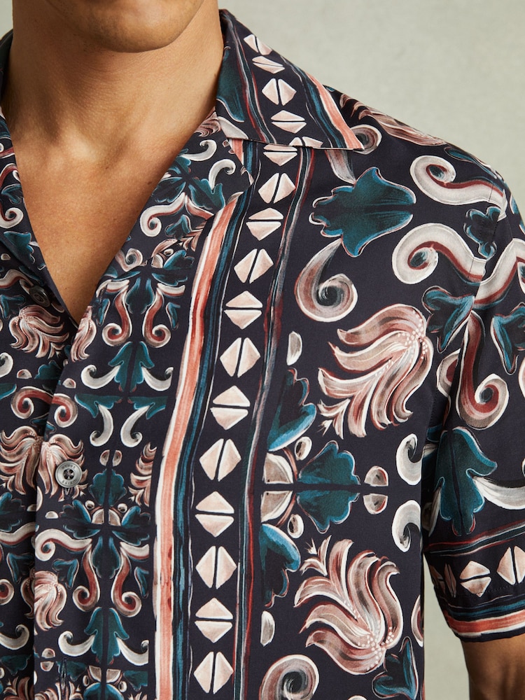 Chemise imprimée Reiss Finn à col cubain - Image 3 of 5