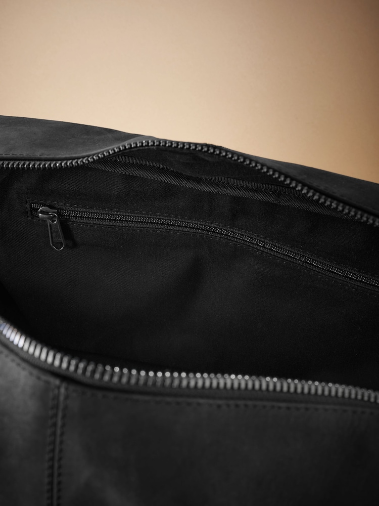 أسود - Signature Oily Leather Holdall Bag - صورة 8 من 8