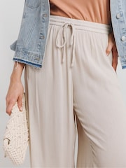 Бежевый - Simply Be Tie Waist Crinkle Wide Leg Trousers - Изображение 4 из 4