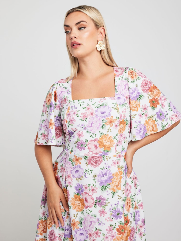 Minivestido con mangas de ángel y estampado floral LIMITED COLLECTION de Yours Curve - Imagen 2 de 6