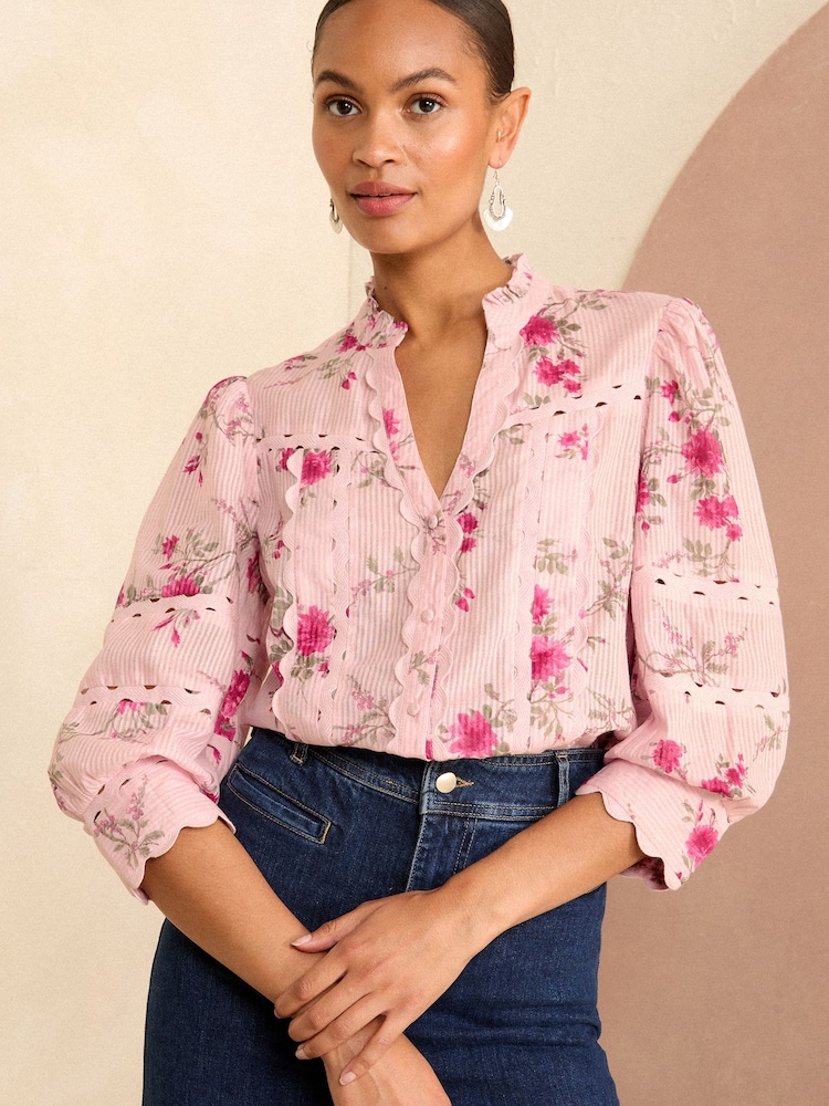Rosa geblümt - Love & Roses Bluse mit V-Ausschnitt und Zickzack-Besatz - Bild 1 von 4 Rosa geblümt - Love & Roses Bluse mit V-Ausschnitt und Zickzack-Besatz - Bild 1 von 4