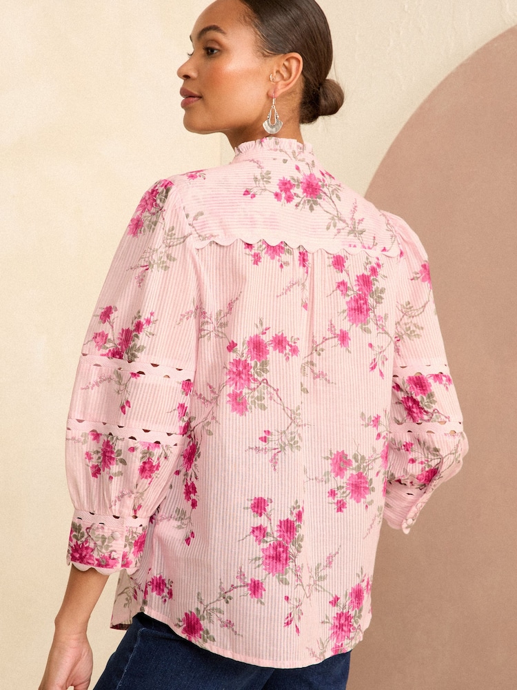 Rosa geblümt - Love & Roses Bluse mit V-Ausschnitt und Zickzack-Besatz - Bild 4 von 4 Rosa geblümt - Love & Roses Bluse mit V-Ausschnitt und Zickzack-Besatz - Bild 4 von 4