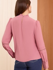 Rosa - Blusa de manga larga con cuello vuelto y detalle de pliegues de Love & Roses - Imagen 4 de 4