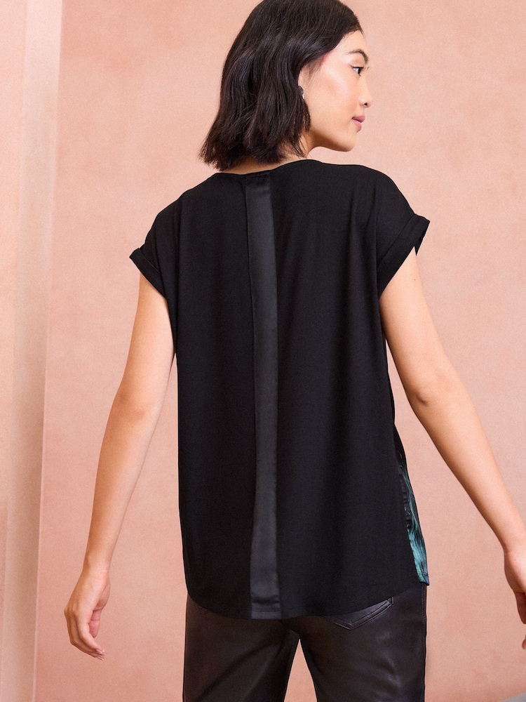 Love & Roses – Jerseybluse aus Satin mit verziertem Ausschnitt - Bild 4 von 4 Love & Roses – Jerseybluse aus Satin mit verziertem Ausschnitt - Bild 4 von 4