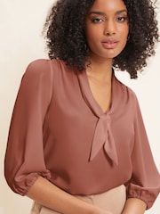 Rosa - Blusa de cuello en pico con mangas a 3/4 y lazo en la parte delantera de Friends Like These - Imagen 1 de 4