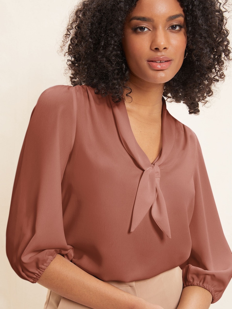 Rosa - Blusa de cuello en pico con mangas a 3/4 y lazo en la parte delantera de Friends Like These - Imagen 1 de 4