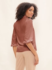 Rosa - Blusa de cuello en pico con mangas a 3/4 y lazo en la parte delantera de Friends Like These - Imagen 2 de 4