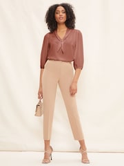 Rosa - Blusa de cuello en pico con mangas a 3/4 y lazo en la parte delantera de Friends Like These - Imagen 3 de 4