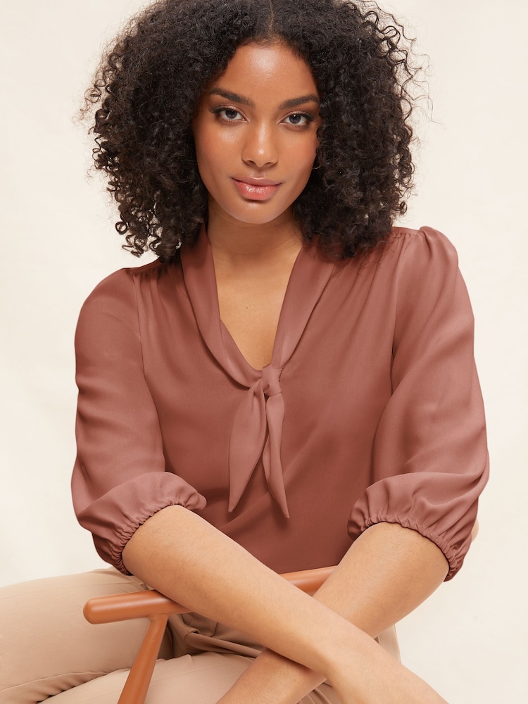 Rosa - Blusa de cuello en pico con mangas a 3/4 y lazo en la parte delantera de Friends Like These - Imagen 4 de 4