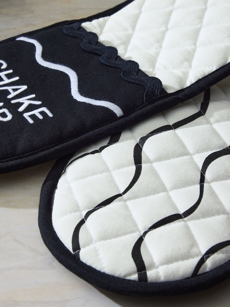 Black Slogan Oven Gloves - Image 3 of 4