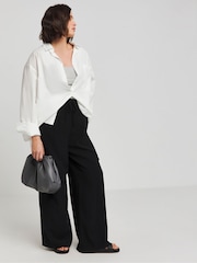 Pantalones utilitarios de pernera ancha con cintura con cordón ajustable de Simply Be - Imagen 1 de 4