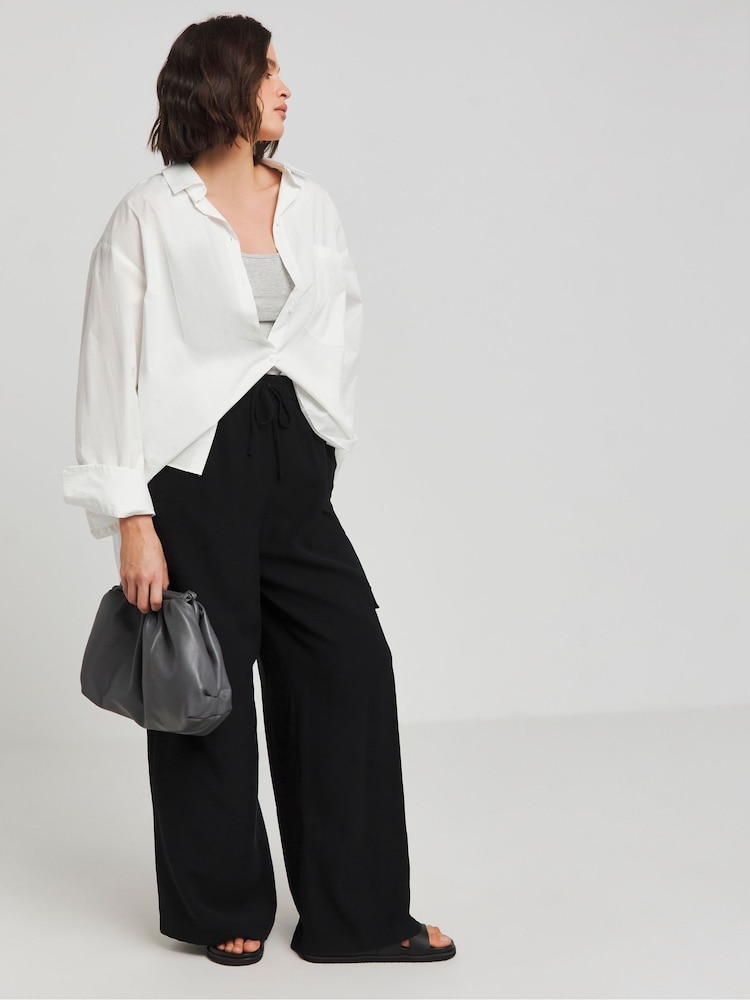Pantalones utilitarios de pernera ancha con cintura con cordón ajustable de Simply Be - Imagen 1 de 4